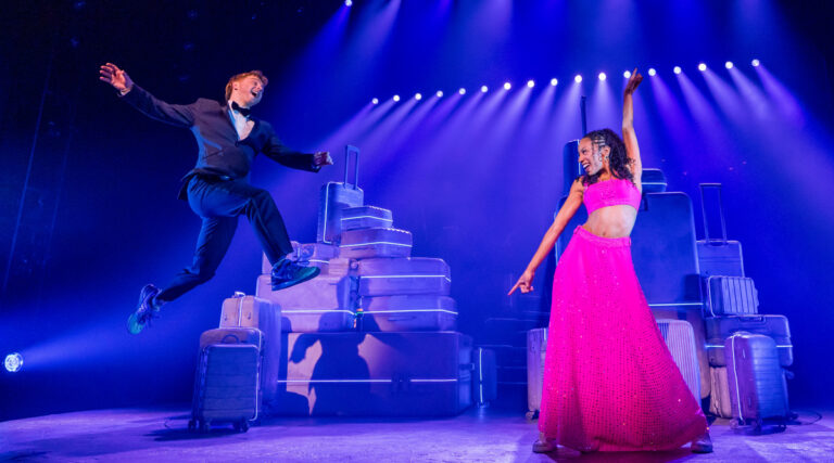 251218 TWO STRANGERS prod img (4)