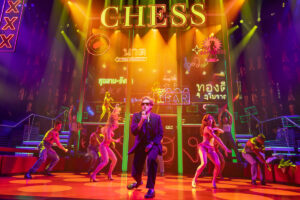 Aaron Tveit as Freddie Trumper and the cast of Chess.
© Matthew Murphy